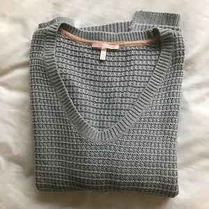 VICTORIA’s SECRET GRAY KNIT SWEATER VNECK XL